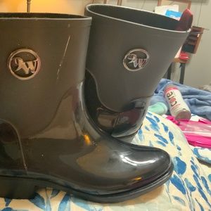 MK singing in the rain -rain boots
